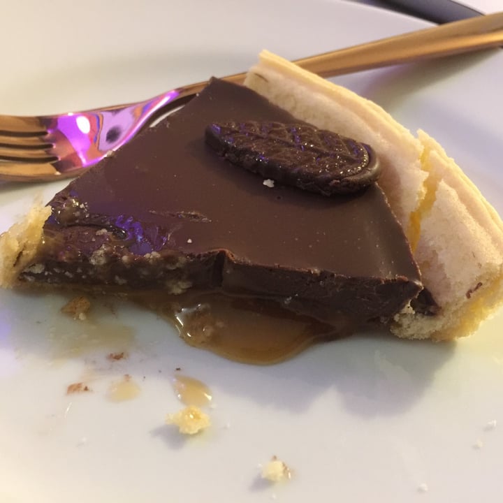 photo of ASDA Extra Special Vegan Dark Chocolate & Salted Caramel Tart shared by @ameriamber on  28 Sep 2020 - review