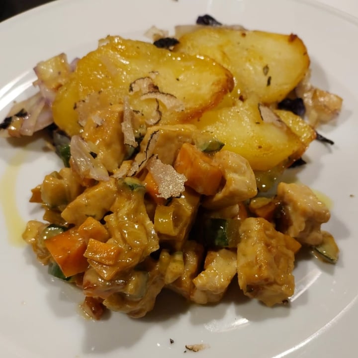 photo of La Colubrina tempeh con intingolo bianco cavolo cappuccio e patate al forno shared by @vanessavilla on  04 Apr 2022 - review