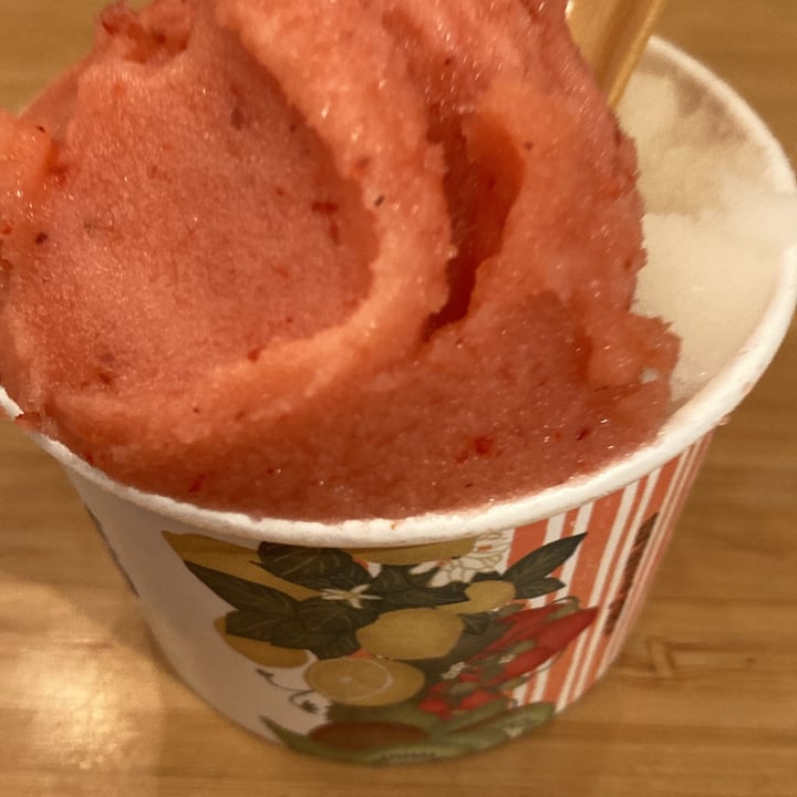 review photo of Le Botteghe di Leonardo Sorvete de Morango e Limão shared by @prika on 08 Jun 2022 - review