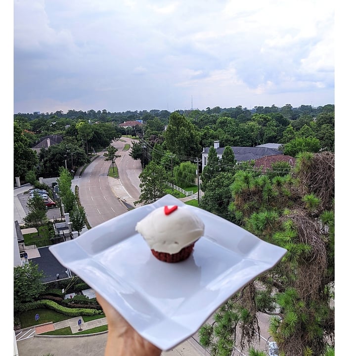 review photo of Sprinkles Cupcakes and Ice Cream Vegan Red Velvet Cupcake shared by @veggieassassin on 05 Jul 2021 - review