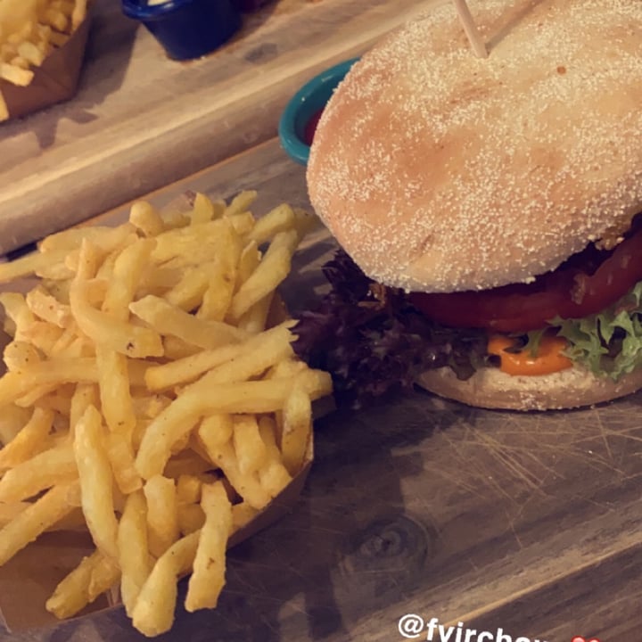photo of SAUSALITOS Vegan Burger shared by @tahneebgn on  28 Jul 2020 - review