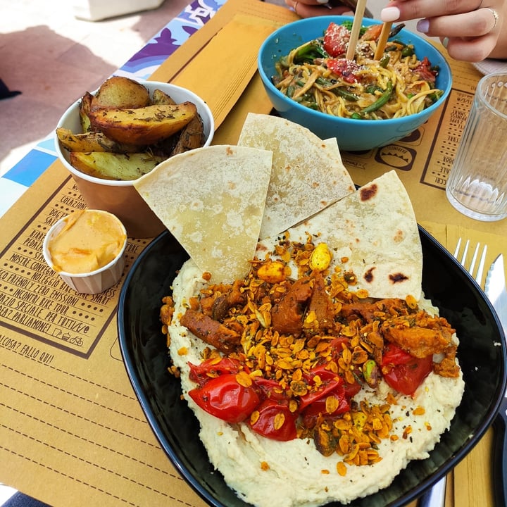 review photo of Zucchero a Velò Hummus Servito Con Shawarma Veg, Pomodorini Arrosto E Piadina shared by @irene99 on 30 Apr 2021 - review