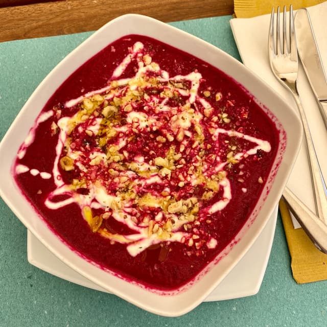 Photo of the dish “Zuppa fredda di barbabietola rossa e cetriolo con yogurt di soia e mandorle tritate”