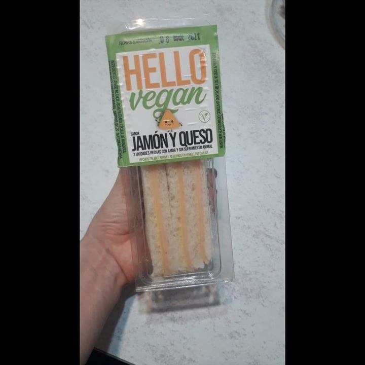 photo of Hello Vegan Sándwich de miga vegano sabor jamón y queso shared by @melbo on  20 Mar 2021 - review