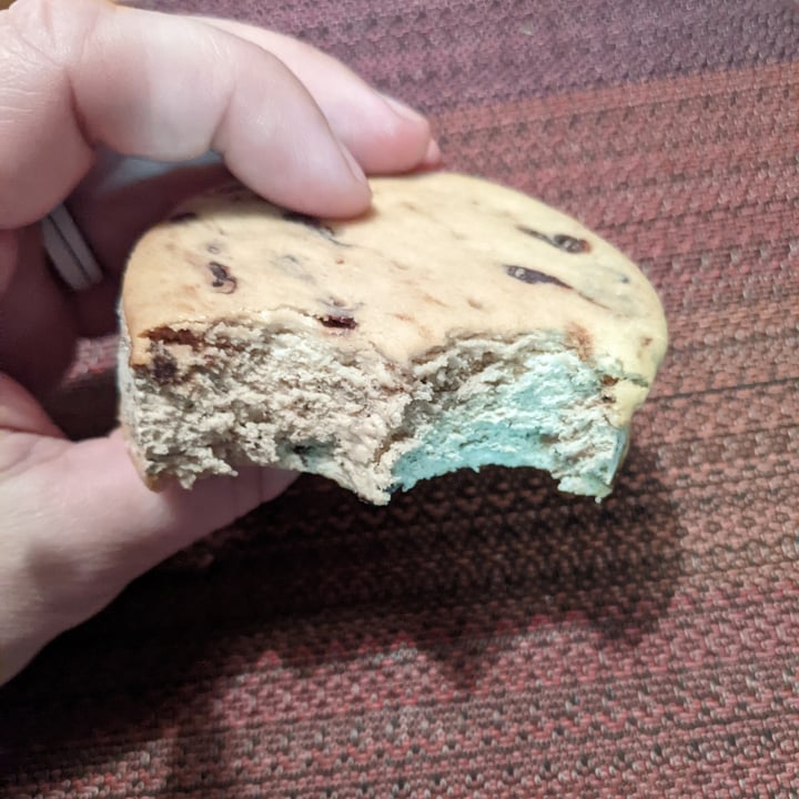 photo of Earth Grown Vanilla with Chocolate Chip Cookies Non-Dairy Frozen Dessert Cookie Sandwiches shared by @caseyveganforlife on  06 Oct 2022 - review