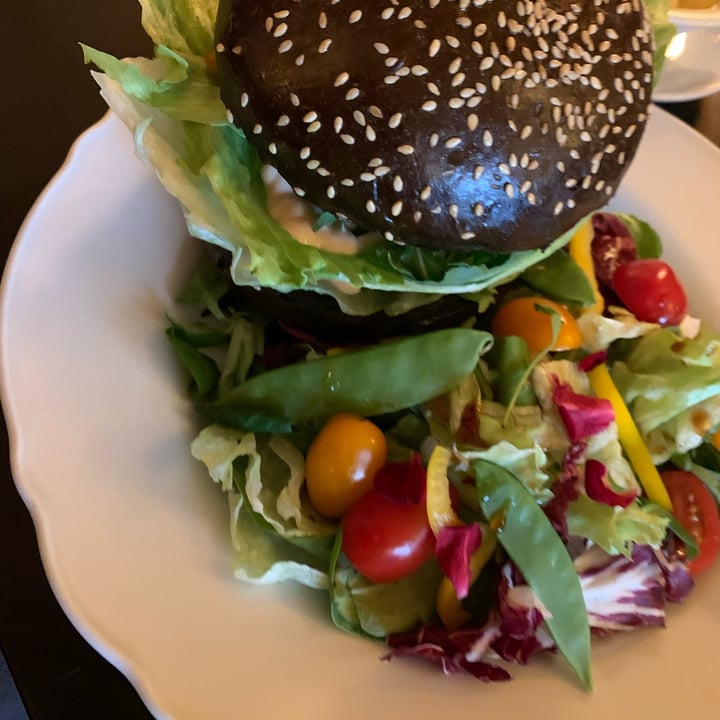 photo of Kočár z Vídně Veggie Burger- Beyond Meat With Dried Tomatoes And Mix Salad shared by @giordanasab on  29 Oct 2021 - review