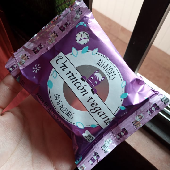 review photo of Un Rincón Vegano Alfajor Black Vainilla shared by @lorelobo on 15 Apr 2021 - review