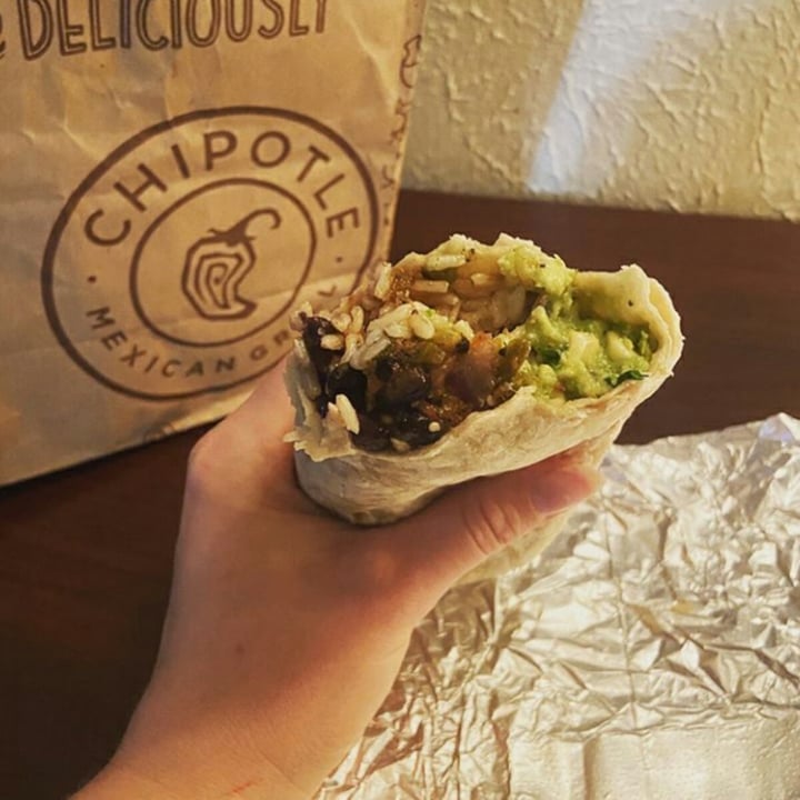 photo of Chipotle Mexican Grill Vegan Burrito shared by @bethdouglas on  05 Dec 2020 - review