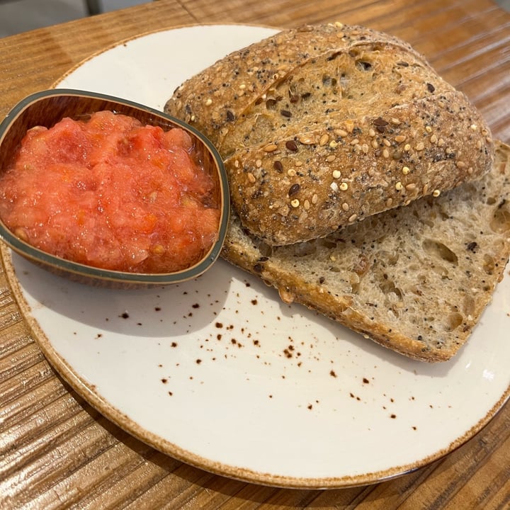 photo of BYOKO Tostada con tomate shared by @veganni on  17 Mar 2022 - review