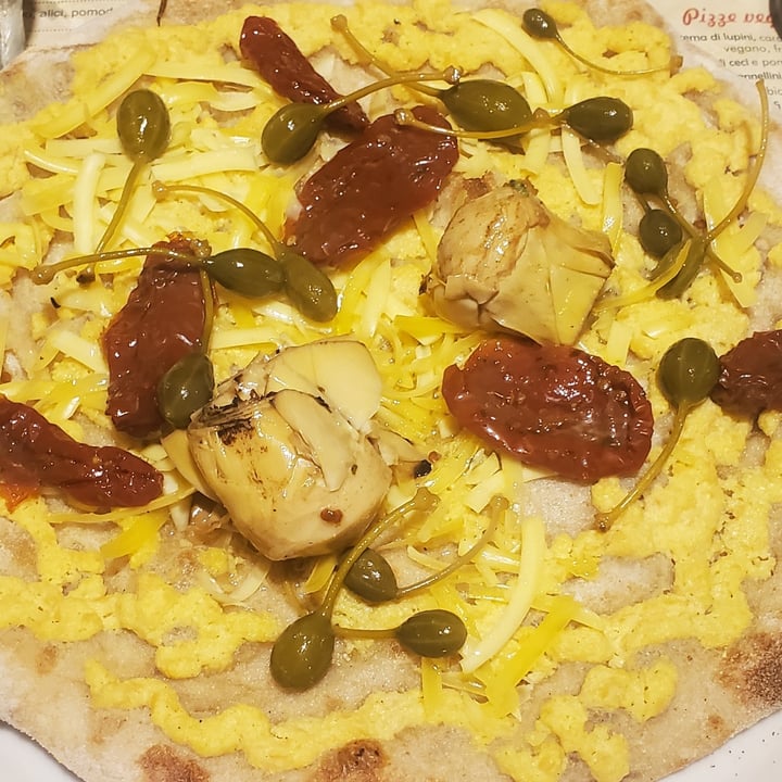 photo of ArVolo Ristorante Pizzeria Pizza Con Crema Di Lupini, Carciofi, Pomodori secchi e Fiori Di Cappero shared by @federicaimp on  03 Sep 2022 - review