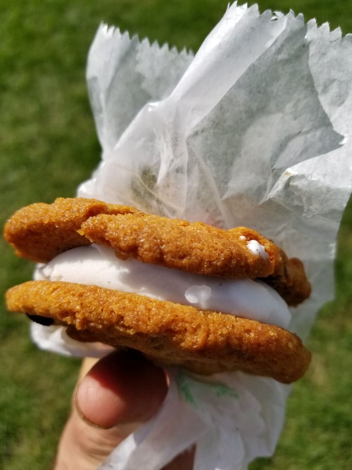 photo of fig + farro Ice cream sandwich. shared by @vtxsteve on  17 Sep 2018 - review