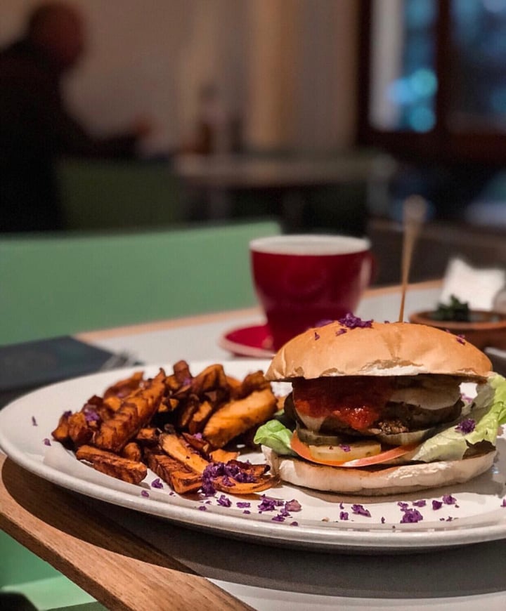 photo of Royale Eatery Vegan cheese burger shared by @rati on  11 Aug 2019 - review