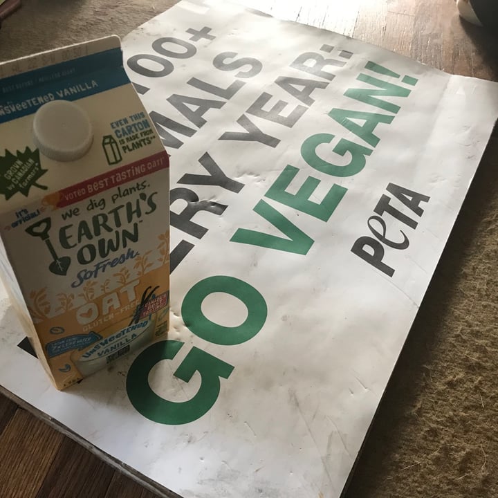 photo of Earth's Own So Fresh Oat Unsweetened Vanilla Beverage shared by @jennyveganmcqueen on  26 Feb 2021 - review