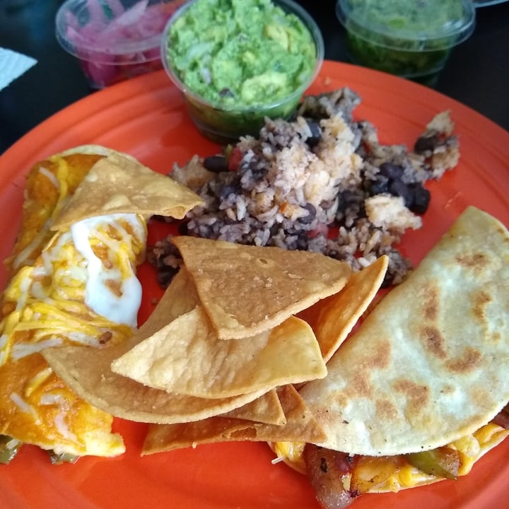 photo of El Grito Taqueria Vegan Enchiladas and Vegan quesadillas shared by @artbyhaka on  19 May 2020 - review