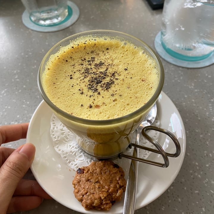 photo of Privé Somerset Turmeric-Ginger Soy Latte shared by @melodychen on  03 Jul 2021 - review