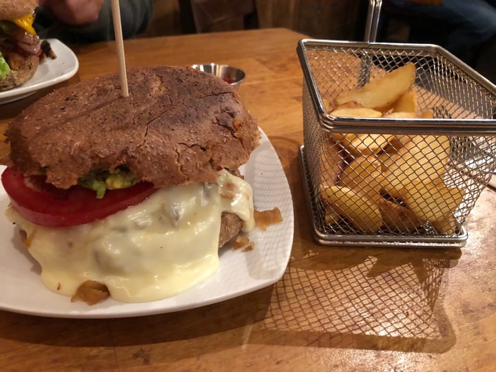 review photo of RestoBar Katako Hamburguesa Safari shared by @katyaguayo on 07 Feb 2020 - review