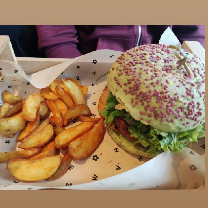 photo of Flower Burger elf burger shared by @felika on  09 Dec 2022 - review