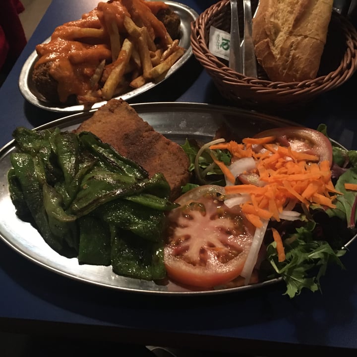 photo of B13 bar Plato combinado. Escalope shared by @martamct96 on  23 Mar 2020 - review