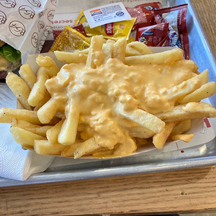 photo of Burger 54 Papas Fritas Con Cheddar Vegano shared by @outofstep on  22 Oct 2021 - review