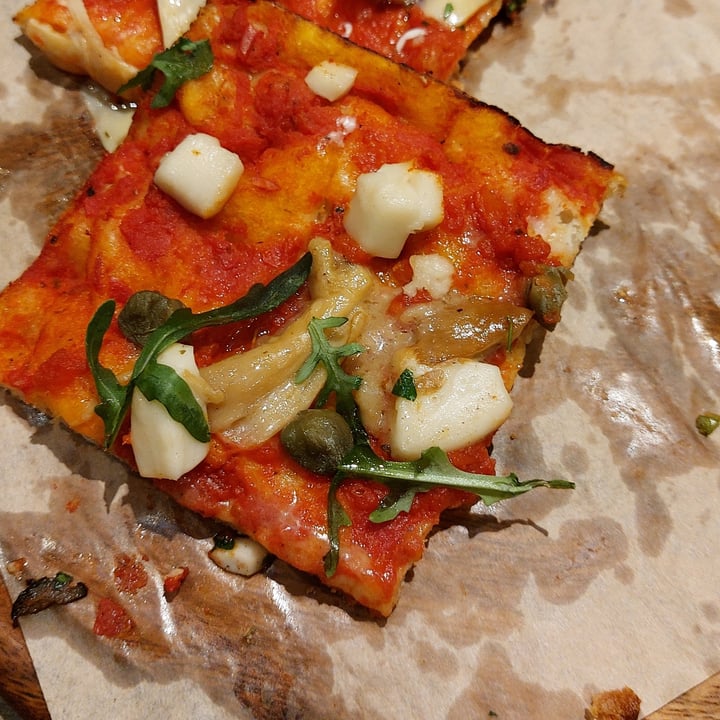 photo of IL LOCA Pizza a Taglio Rossa con mozzarella, melanzane e rucola shared by @wandavetveg on  28 Apr 2022 - review