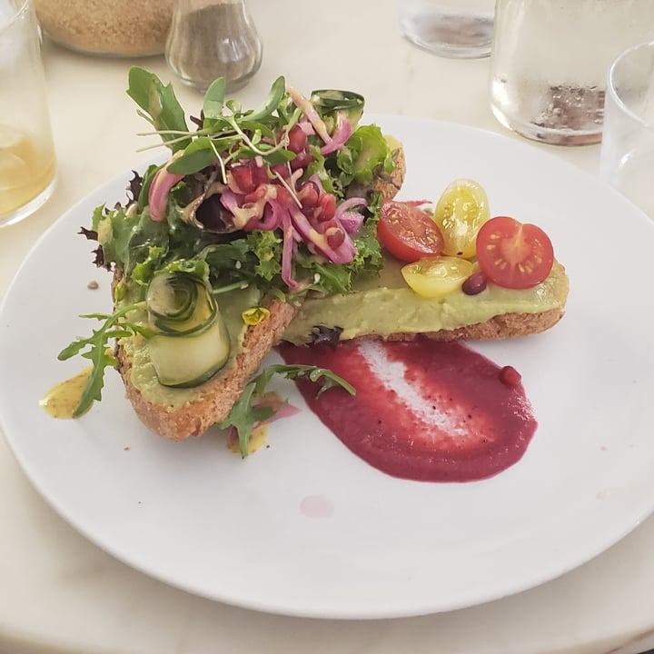 photo of Dear Breakfast - Bica avocado toast (no eggs) shared by @pedrocapellao on  12 Jun 2022 - review