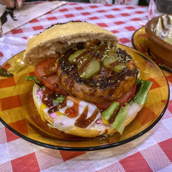 photo of Mostaza Y Media Beyond burger shared by @lauratorrico on  01 Nov 2021 - review