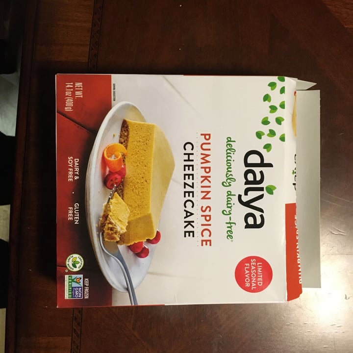 review photo of Daiya Pumpkin Spice Cheezecake shared by @veganconnesuire on 10 Sep 2020 - review