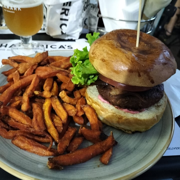 photo of Hamerica's Vegan Hamburger shared by @amoglianimali on  21 Jun 2022 - review