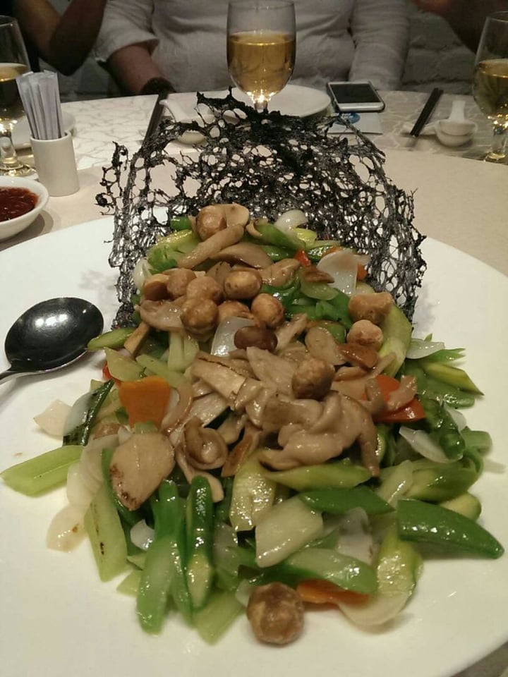 photo of LingZhi Vegetarian - Liat Towers Sauteed Honshimeiji Mushroom with Asparagus, Macademia Nut, Fresh Lily Bulb and Boletus in Crispy Basket shared by @fourdollars on  29 Jul 2019 - review
