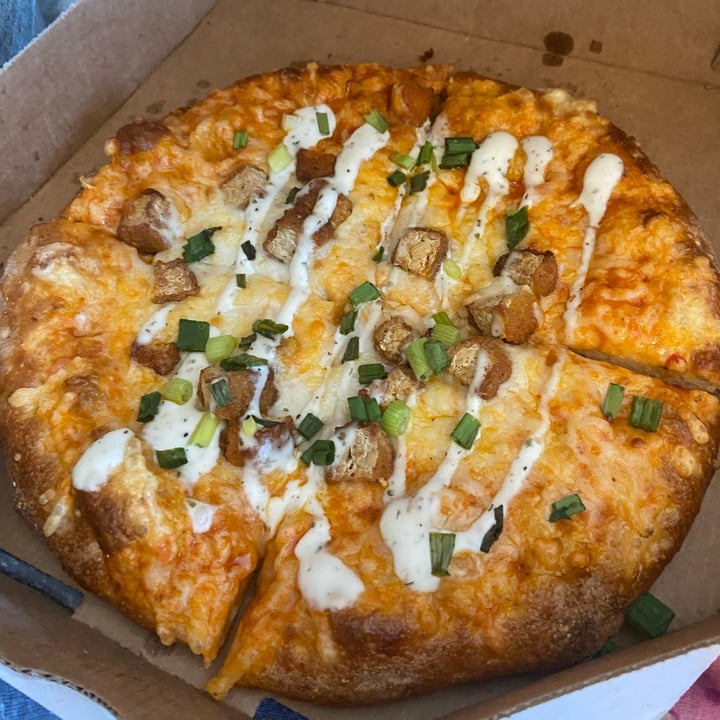 review photo of Toppers Pizza Vegan Buffalo Chicken-less Pizza shared by @earthlingab on 20 Mar 2022 - review