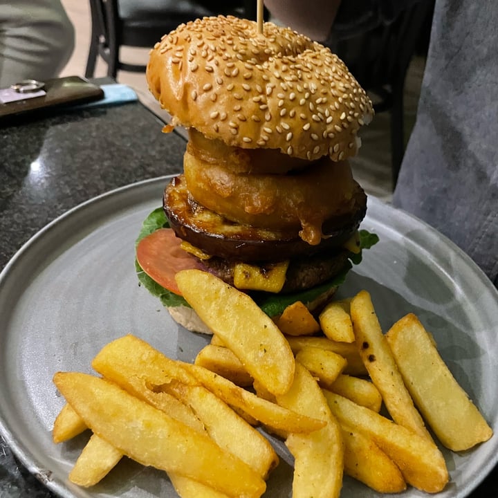 review photo of Harvest Culture Eaterie Vegan Burger w/ Onion Ring shared by @mariajamison on 07 Apr 2022 - review