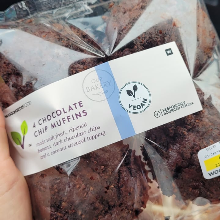 photo of Woolworths Food Chocolate chip muffins shared by @juliianadiniz on  03 Apr 2022 - review