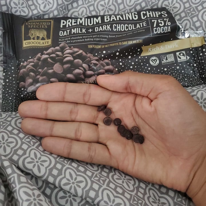 photo of Endangered Species Chocolate Premium Baking Chips: Oat Milk & Dark Chocolate shared by @lliguerpr96 on  04 Jul 2022 - review