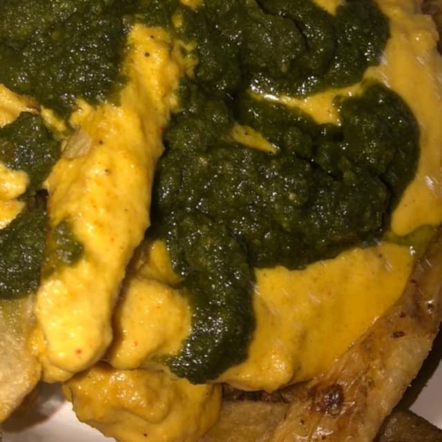 Photo of the dish “Papas Fritas Con Cheddar Y Pesto”