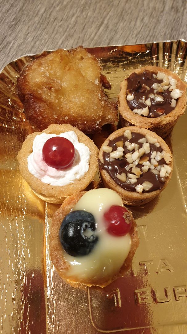 photo of 4 Amici Pasticcini shared by @carmenveganblogger on  01 Apr 2020 - review
