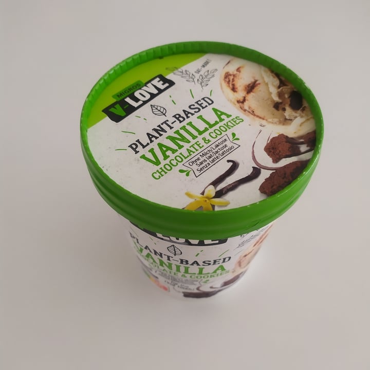 photo of Migros V-Love Plant based Vanilla Chocolate & Cookies Ice Cream shared by @med on  13 Jun 2022 - review