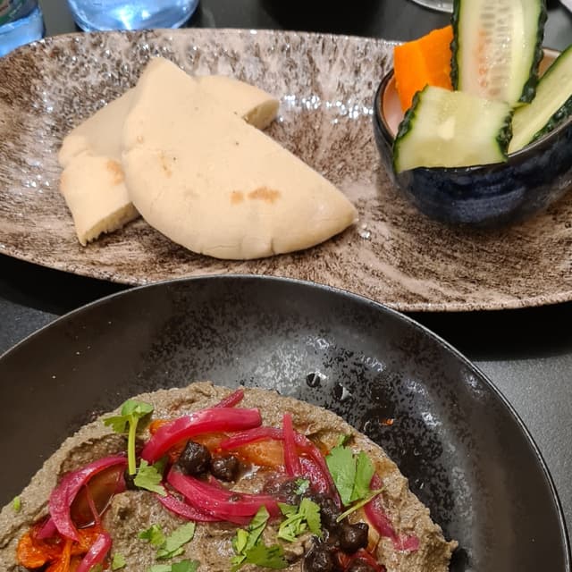 「Hummus De Garbanzo Negro Con Kimchi」の料理の写真