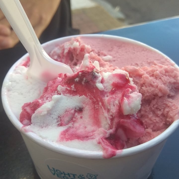 review photo of Amazonia helados Saludables Frutilla A La Crema shared by @micaelaeluneynassi on 11 Mar 2022 - review