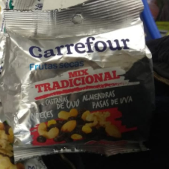 photo of Carrefour Mix tradicional (caju, pasas, almendras y nueces) shared by @catasomoza27 on  03 Aug 2020 - review