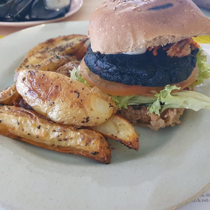 review photo of Lexi's Healthy Eatery Activated Charcoal Burger shared by @rozaanfichardt on 03 Oct 2020 - review