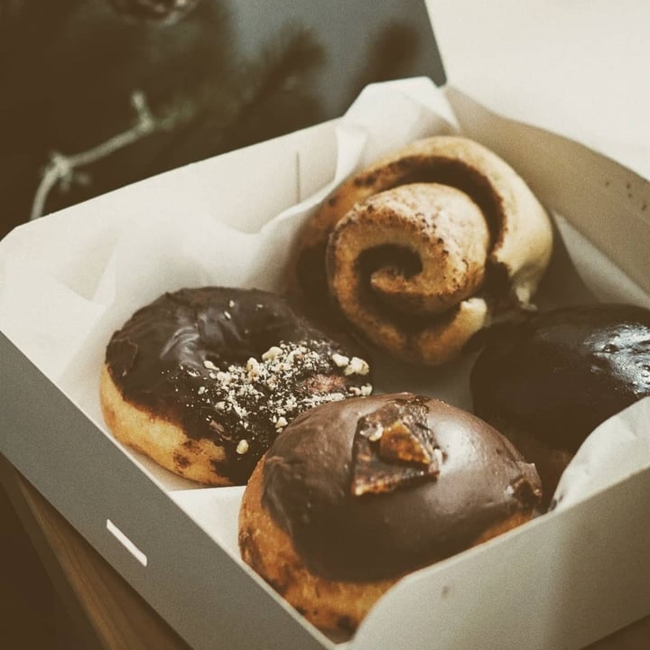 review photo of Delish Vegan Doughnuts Boston Cream shared by @heyitsmemara on 17 Dec 2020 - review