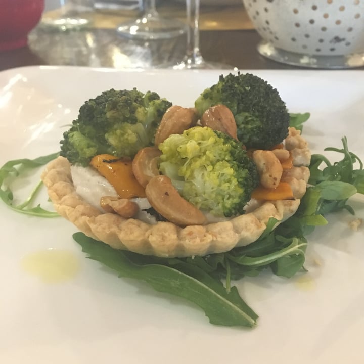 photo of La Mi Mama Crostatina con ricotta di anacardi, zucca marinata e broccoletti ripassati shared by @animafragile85 on  16 Nov 2021 - review