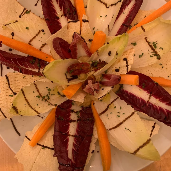 review photo of Cavò Bistrot Hummus con insalata belga e carasau shared by @claritaisamood on 12 Oct 2022 - review