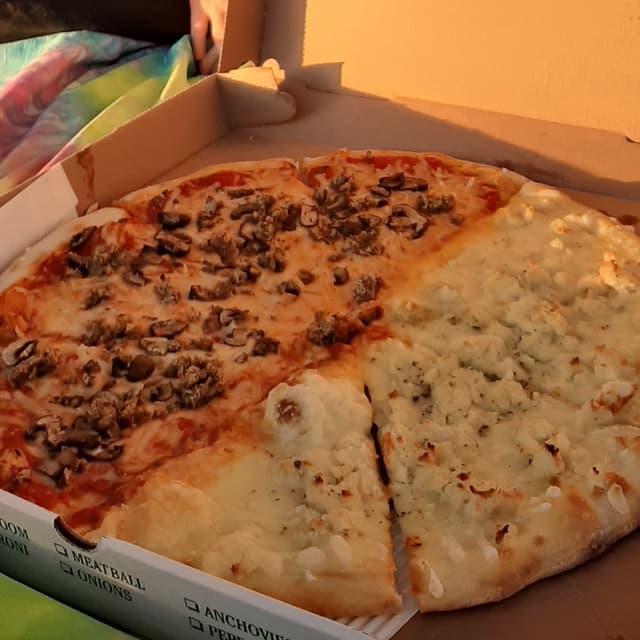 Foto del plato “1/2 White pizza and 1/2 sausage and mushroom pie”
