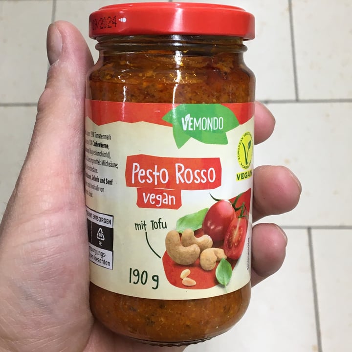 photo of Vemondo Vegan pesto rosso shared by @marioso on  11 Feb 2022 - review