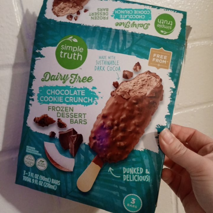 photo of Simple Truth Dairy free chocolate cookie crunch frozen dessert bars shared by @chipsicecream on  20 Feb 2021 - review