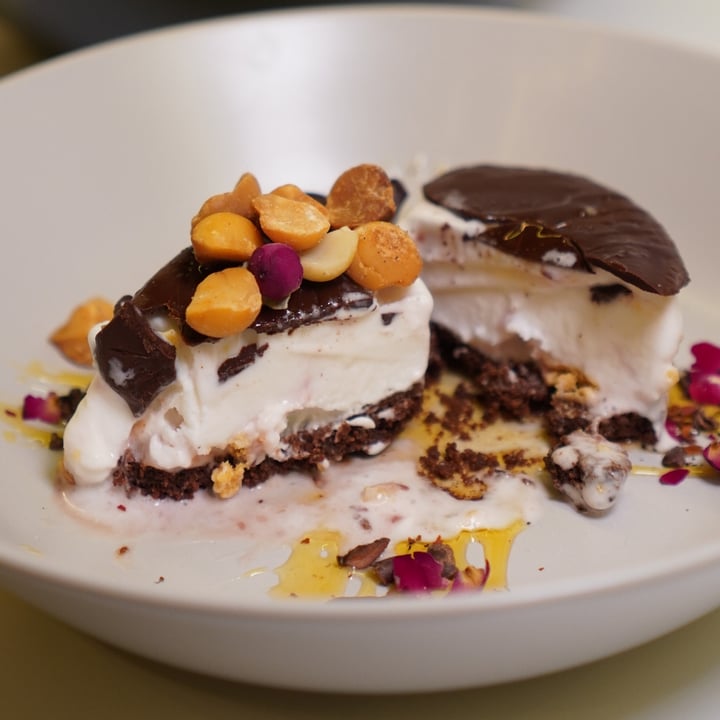 photo of Well Loft Chocolate Cheezecake Please! shared by @jxvegjournal on  09 Dec 2020 - review