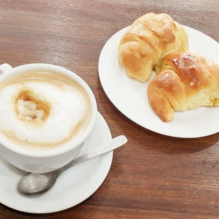 photo of Raymundo Café Vegan Cafe Latte shared by @unaherbivora on  07 Apr 2022 - review