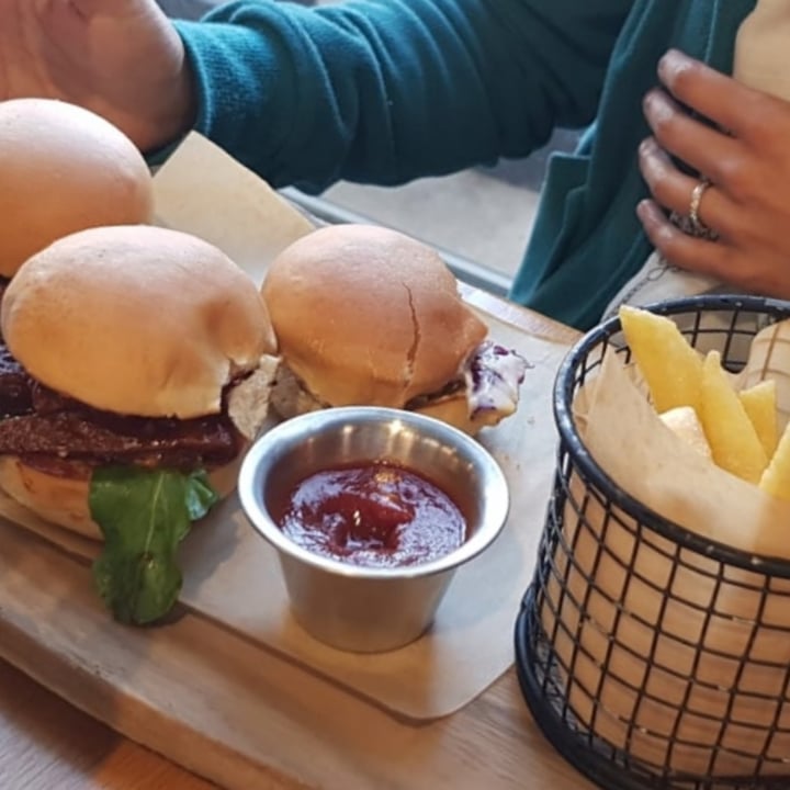 photo of Kaylee's Eatery Trio of sliders shared by @hemapatel on  05 Jul 2022 - review