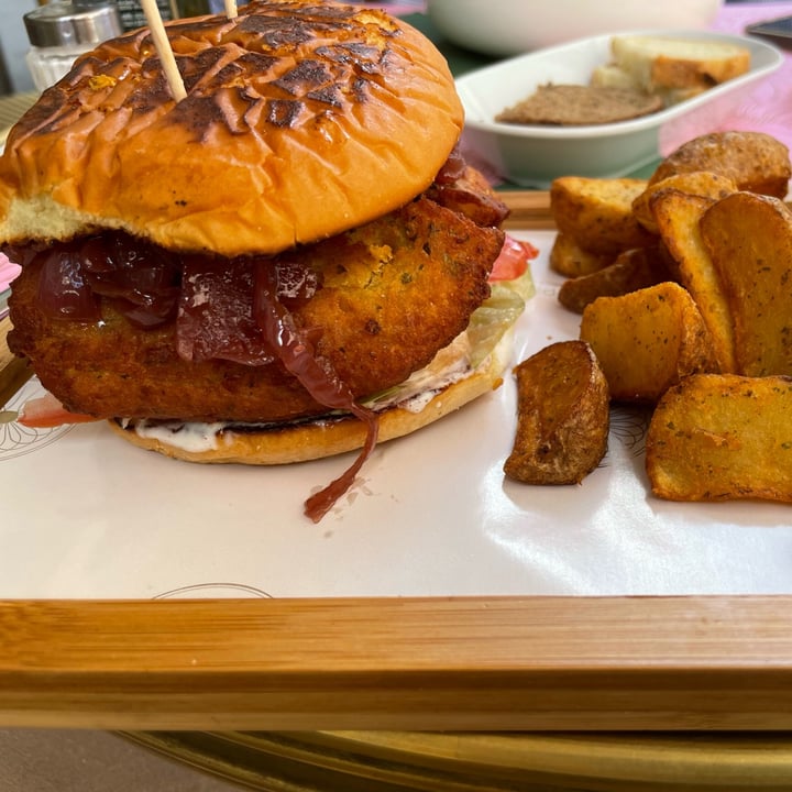 photo of Eppol Pie vegan burger shared by @beatricevercesi on  20 Aug 2022 - review